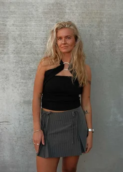 EmiliaMD bow skirt><noscript><img width=