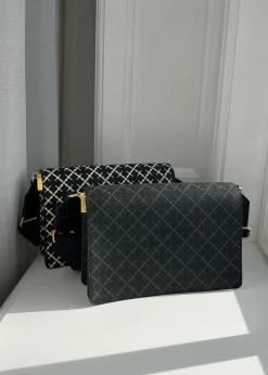 LOENNA></noscript>By Malene Birger Hot