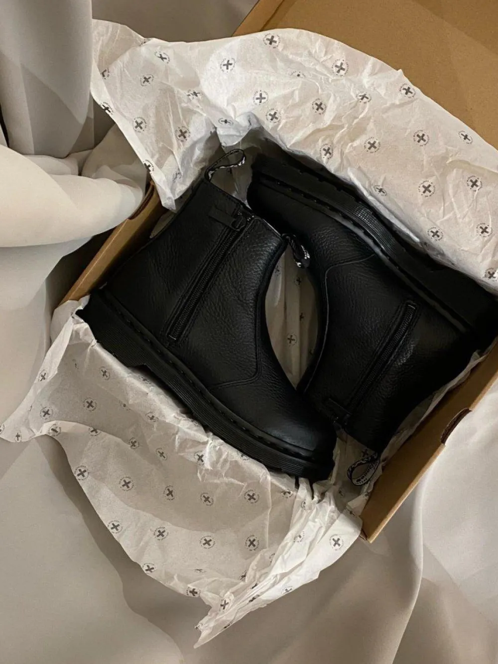 2976 W/Zips Milled Nappa>Dr. Martens Best