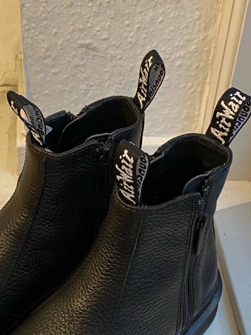 2976 W/Zips Milled Nappa>Dr. Martens Best