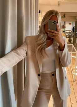 Gale blazer><noscript><img width=