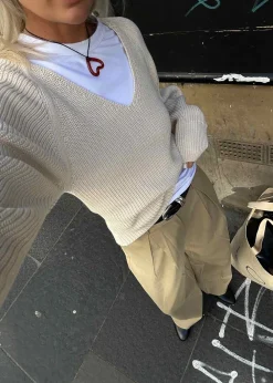 GalenMD short v-neck><noscript><img width=