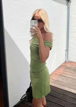 HimaMD off-shoulder dress><noscript><img width=