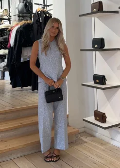 HollisMD pants><noscript><img width=