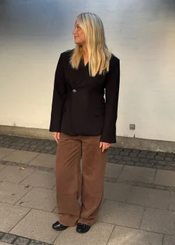 Lily Blazer><noscript><img width=