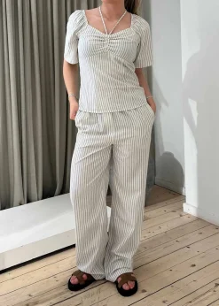Nanikamd stripe pants><noscript><img width=