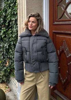 Orzalamd jacket><noscript><img width=