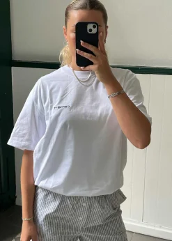 W S/S Script Embroidery T-S><noscript><img width=